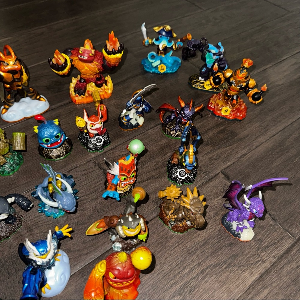 LOT OF SKYLANDERS Colorful Fantasy Creature Toy Set - Picture 3 of 8